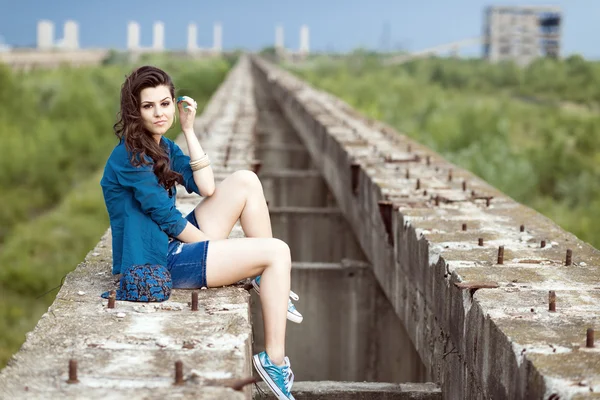 Moda de mujer joven en un edificio en ruinas . — Foto de Stock