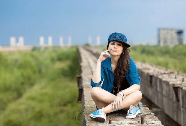 Jeune femme mode dans un bâtiment en ruine . — Photo