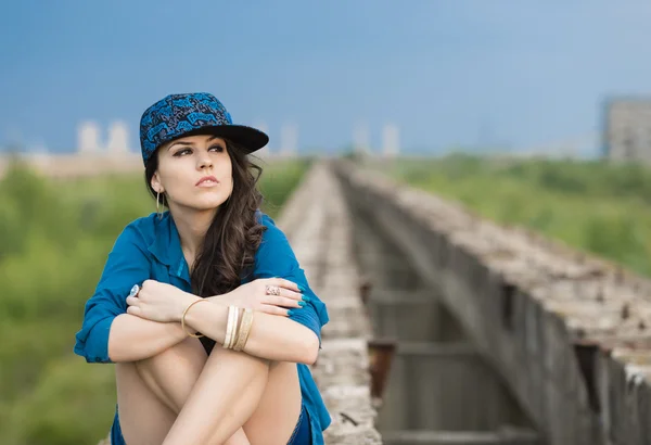 Moda jovem mulher em um edifício arruinado . — Fotografia de Stock