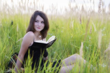 romantik genç bir kadın açık poz.