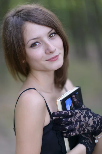 Romantische jonge vrouw poseren buiten. — Stockfoto
