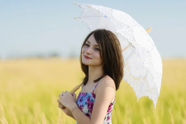 Romântico jovem mulher posando ao ar livre . — Fotografia de Stock