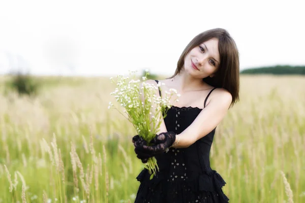 Romántica joven posando al aire libre . —  Fotos de Stock