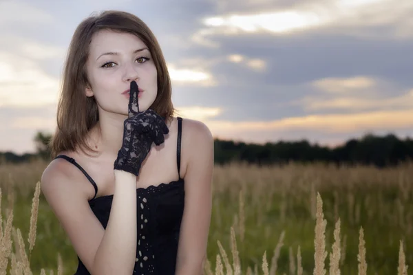 Romantic young woman posing outdoor. — Stock Photo, Image