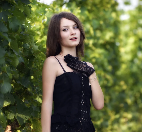Elegante jonge vrouw outdoor portret mager op de muur bedekt met vin — Stockfoto