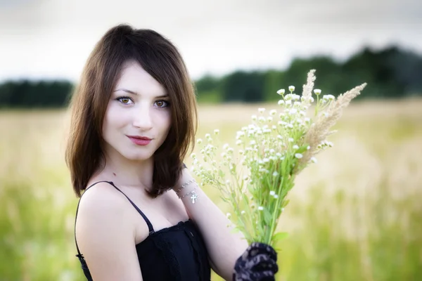 Romantic young woman posing outdoor. — Stock Photo, Image