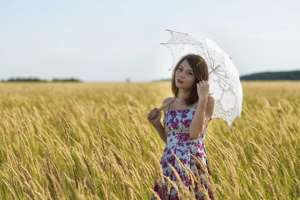 Romantique jeune femme posant en plein air . — Photo