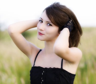 romantik genç bir kadın açık poz.