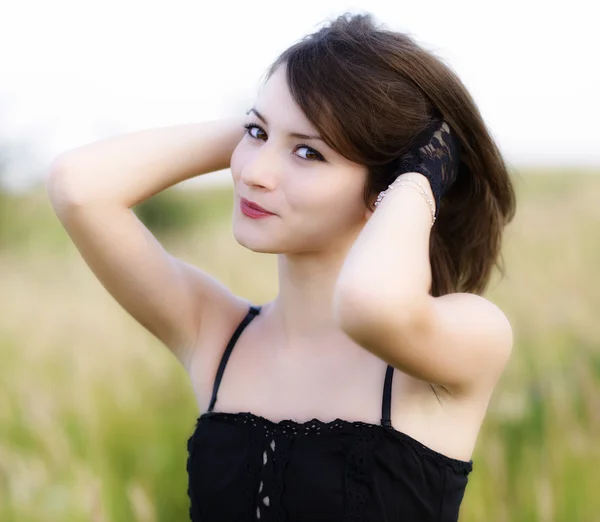 Romantic young woman posing outdoor. — Stock Photo, Image