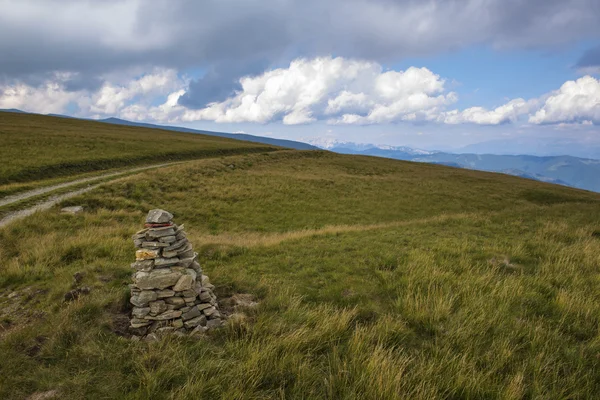 L'immagine mostra le parti di una strada sterrata che passa sopra un moun — Foto Stock