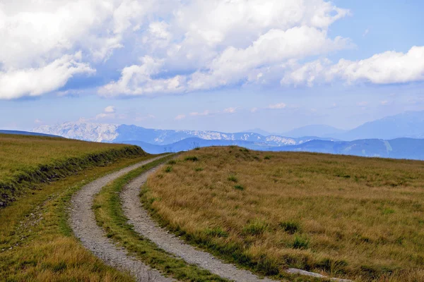 The picture shows the parts of a dirt road that goes over a moun — Stock Photo, Image