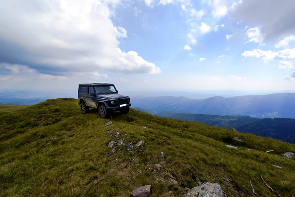 Aventura en las montañas, fuera de la carretera en un 4x4 —  Fotos de Stock