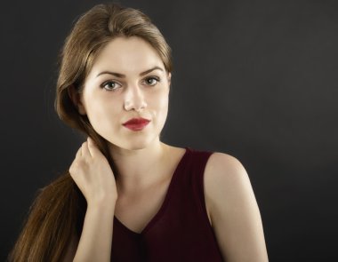 Mavi backgr üzerinde uzun saçlı güzel kadın portresi Studio