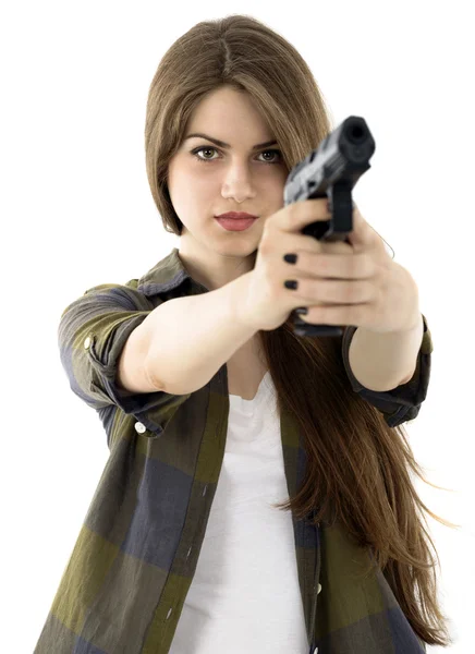 Joven hermosa mujer sosteniendo un arma sobre fondo blanco — Foto de Stock