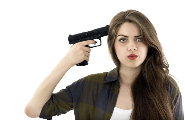 Beyaz arka plan üzerinde silah tutan genç güzel kadın — Stok fotoğraf