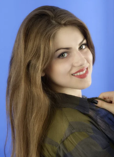 Retrato de estúdio de mulher bonita com cabelo comprido em azul backgr — Fotografia de Stock