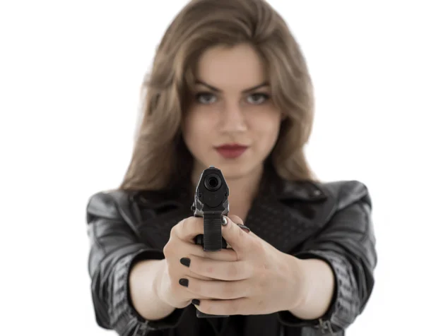 Unga vackra kvinnan håller en pistol på vit bakgrund — Stockfoto