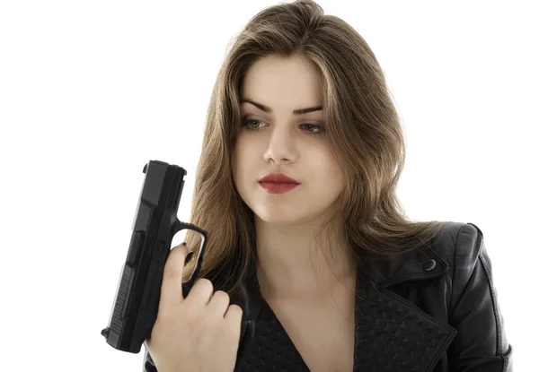 Unga vackra kvinnan håller en pistol på vit bakgrund — Stockfoto