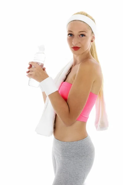 Mujer sosteniendo botella con agua sobre fondo blanco — Foto de Stock