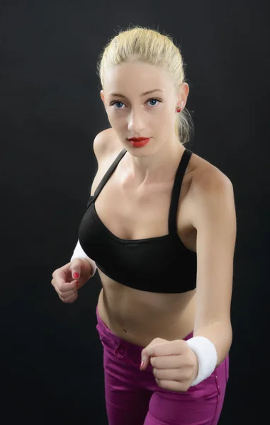 Portret kobiety sexy fitness na czarnym tle — Zdjęcie stockowe