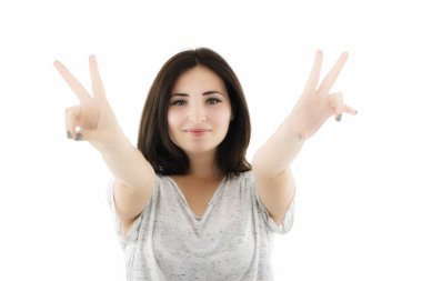 mutlu gülümseyen güzel genç kadın gösteren iki parmak ya da victo
