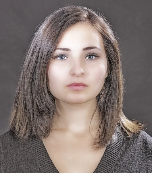 Porträtt på nära håll av unga vackra kvinnan, på grön bakgrund — Stockfoto