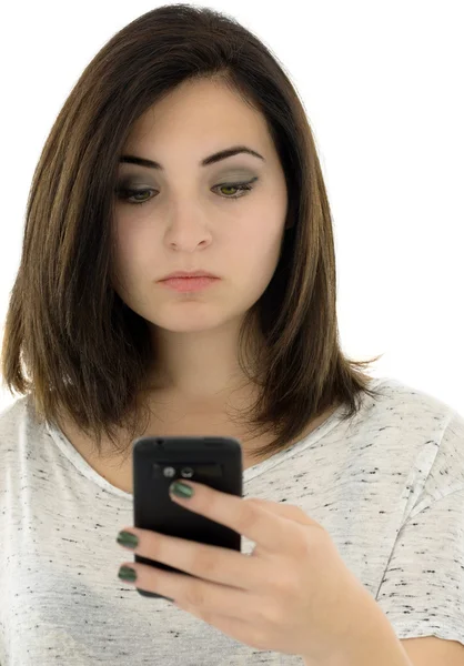 Schöne junge Frau sieht in Telefon isoliert auf weißem Hintergrund — Stockfoto