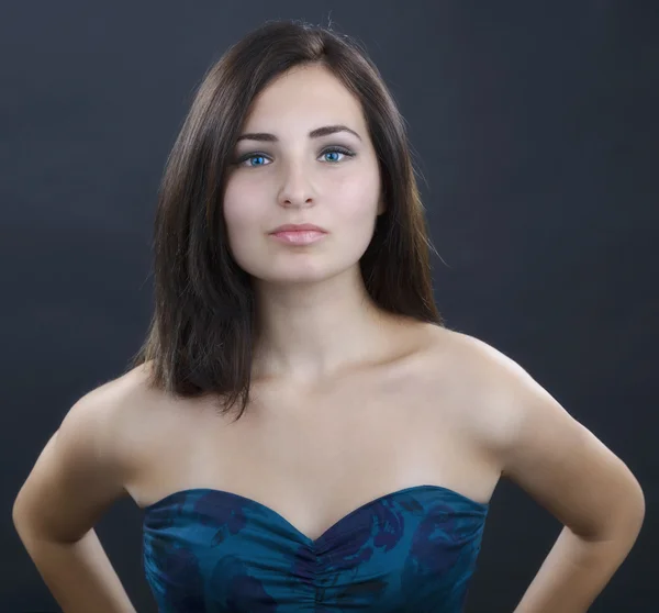 Retrato de mulher bonita isolado em preto — Fotografia de Stock