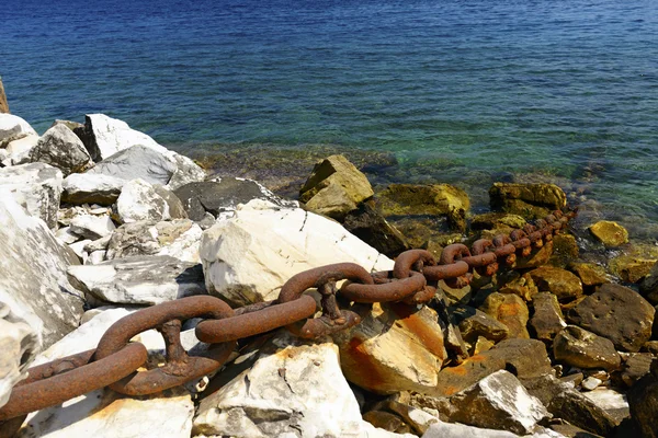 Una cadena metálica asegura un barco lejano a la orilla . — Foto de Stock