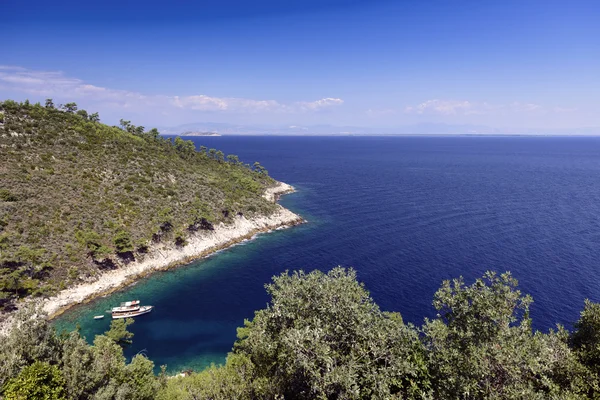 Fartyget förankrad i bay.tassos. Grekland船は、bay.tassos で固定されています。ギリシャ. — ストック写真