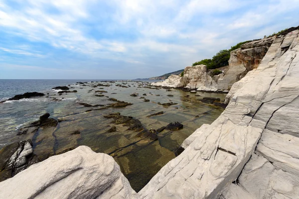 Kayalar beyaz deniz plaj — Stok fotoğraf