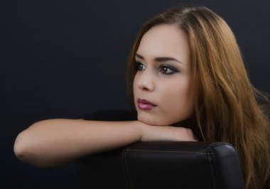 büyüleyici moda model siyah arka plan üzerinde poz.