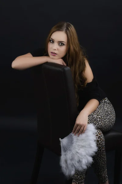 Jeune belle blonde sexy assise dans le noir avec ventilateur — Photo