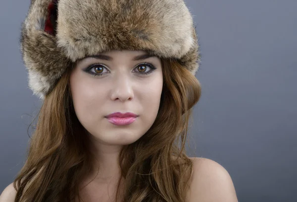 Bella giovane donna che indossa cappello di pelliccia. Stile invernale — Foto Stock