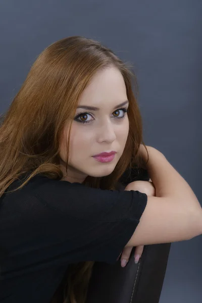 Closeup portret van een mooie glamour vrouw die zich voordeed op grijze bac — Stockfoto