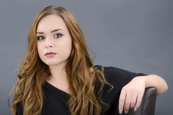 Closeup portrait of a beautiful glamour woman posing on gray bac — Stock Photo, Image