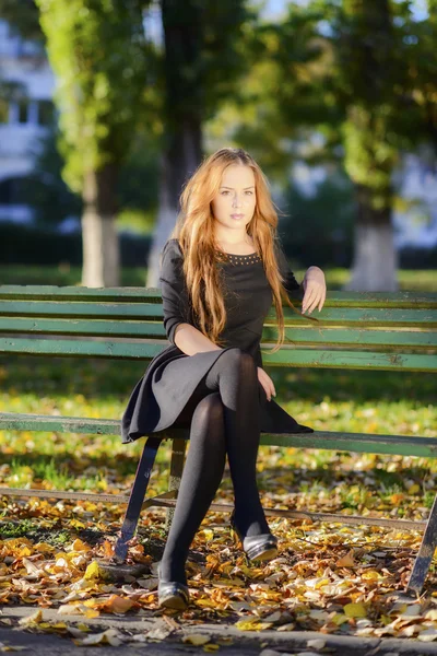 Belle femme élégante debout dans un parc en automne — Photo