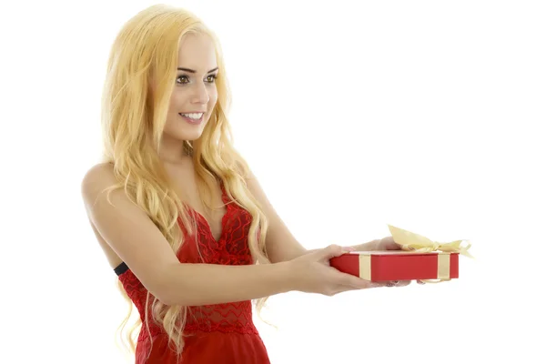 Sehr süße und sexy blonde Frau in roten Dessous zeigt ein Geschenk b — Stockfoto