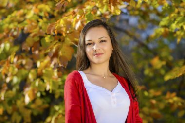 Romantik bir sonbahar manzarasında genç bir kadın