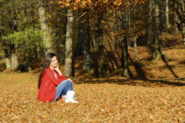 Romantik bir sonbahar manzarasında genç bir kadın
