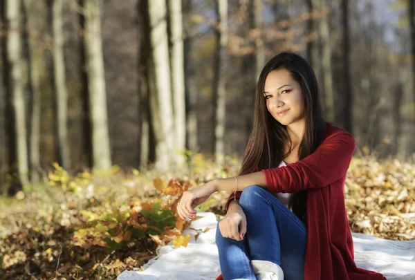Jeune jolie femme se relaxant dans le parc d'automne — Photo