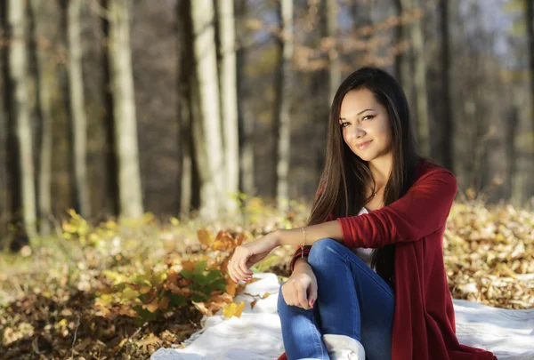 Young pretty woman relaxing in the autumn park — Stock Photo, Image