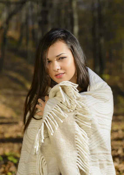 Cold woman wraps blanket over herself while standing in color au — Stock Photo, Image