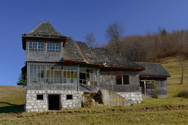 Ancienne maison située au sommet des Carpates — Photo