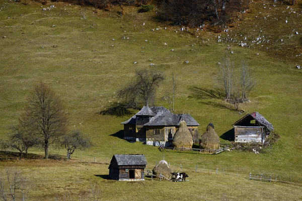 Старый дом, расположенный на вершине Карпатских гор — стоковое фото