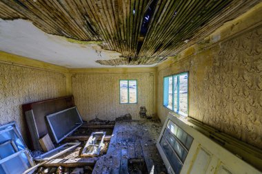 kirli, eski, yıkık bir oda