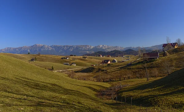 Paisaje de otoño de montaña en las montañas de Bucegi, Rumania — Foto de Stock