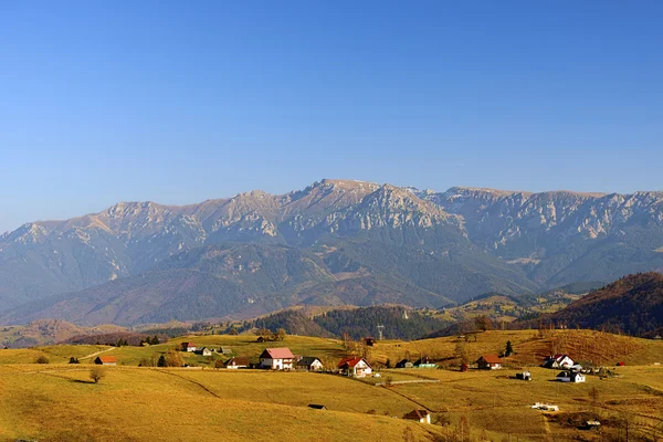 Paisaje de otoño de montaña en las montañas de Bucegi, Rumania — Foto de Stock