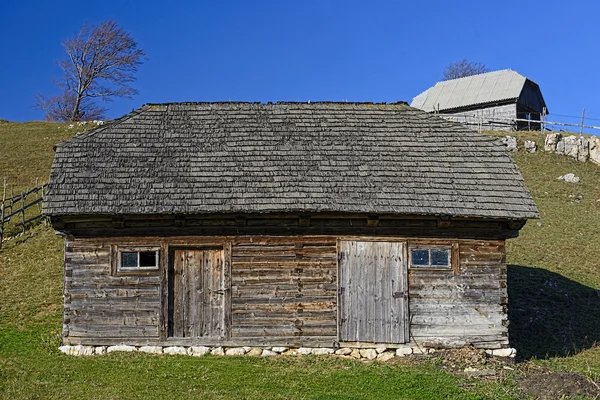 Oud huis gelegen op de top van de Karpaten카 르 파 티아 산맥 상단에 위치한 오래 된 집 — 스톡 사진