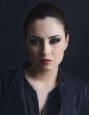 çekici bir kadın siyah arka plan üzerine izole